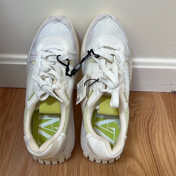 New! Zara women’s 8, contrasting color sneakers. - Picture 2 of 12